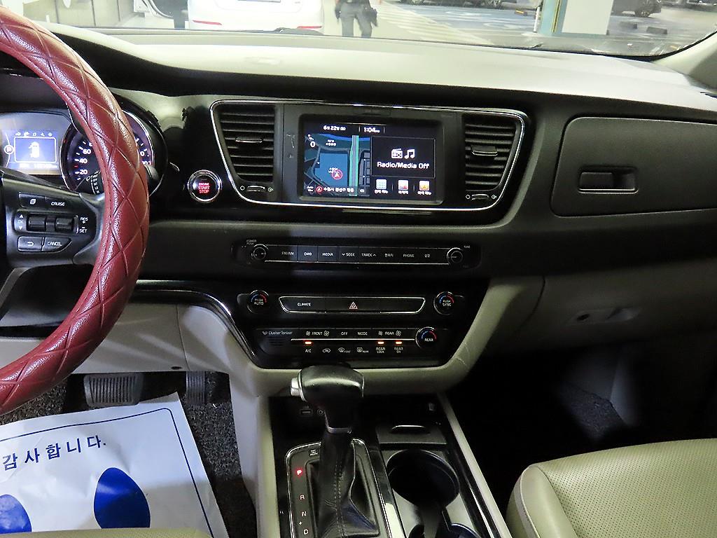KIA Carnival - Vista 12