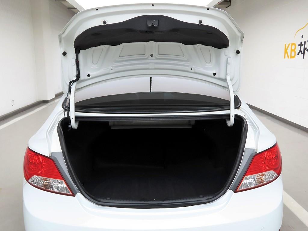 HYUNDAI Accent - Vista 5