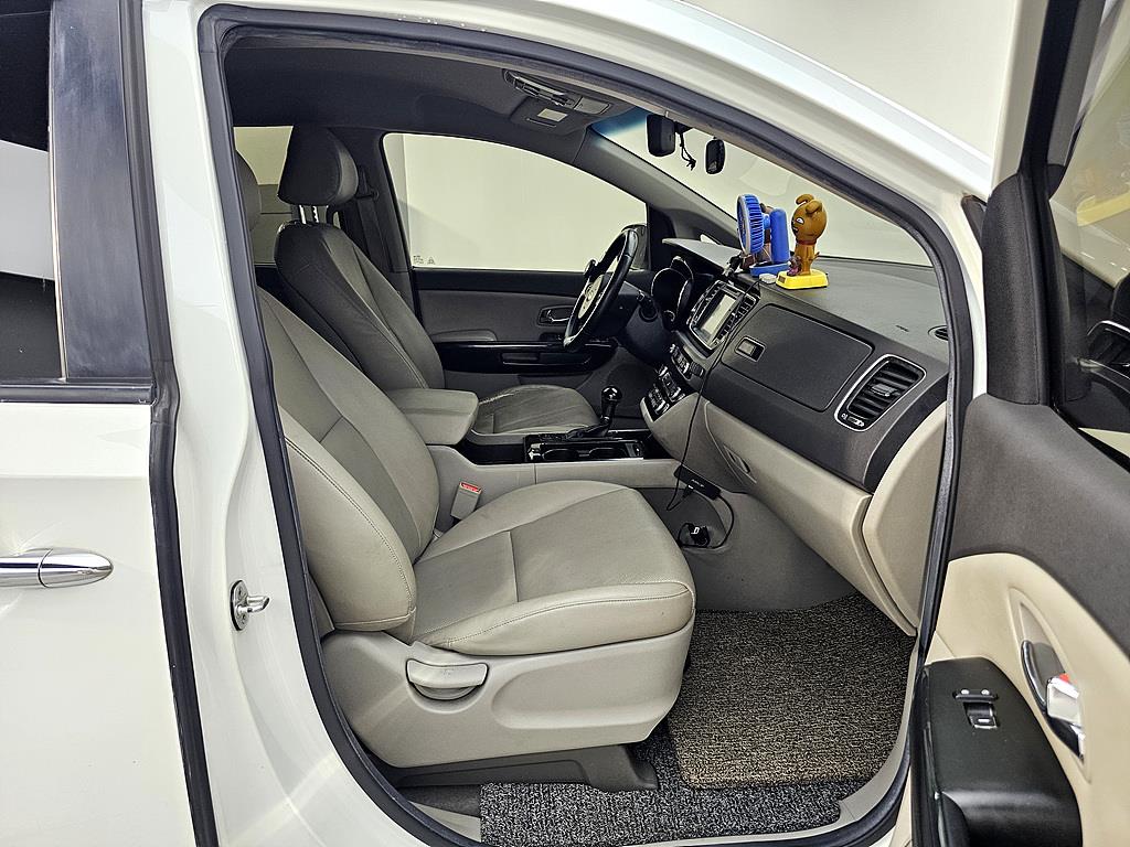KIA Carnival - Vista 11