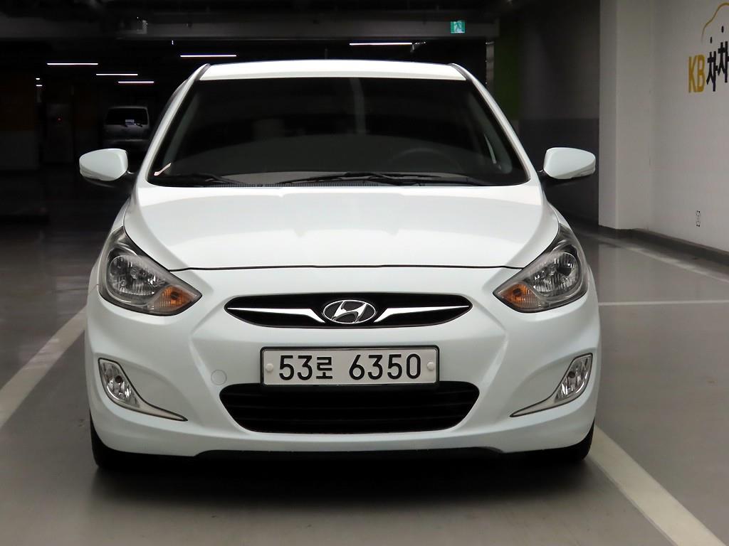 HYUNDAI Accent - Vista 2