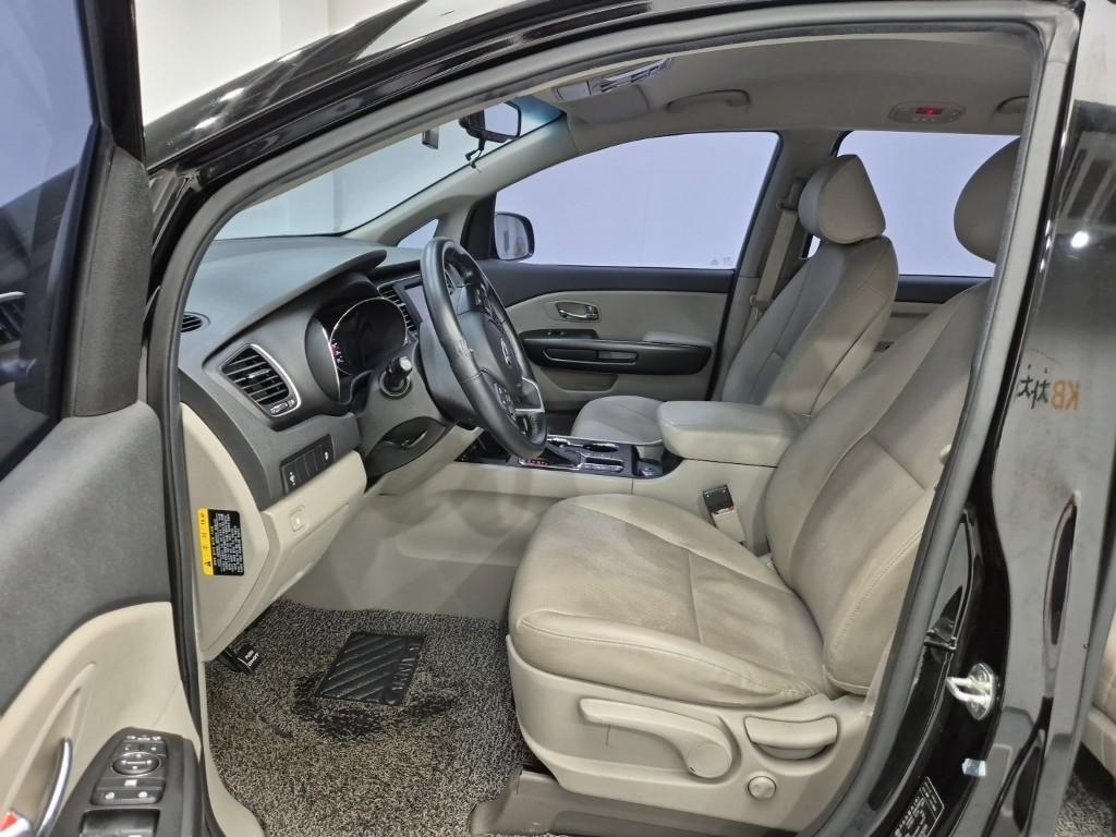 KIA Carnival - Vista 11
