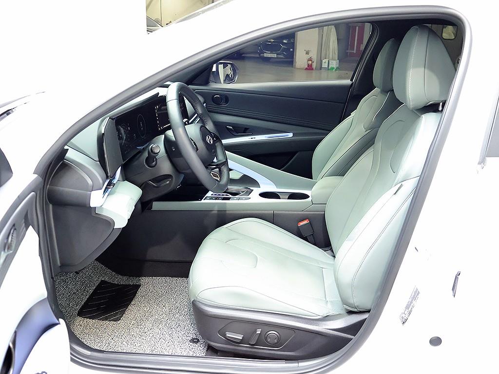 HYUNDAI Avante - Vista 11