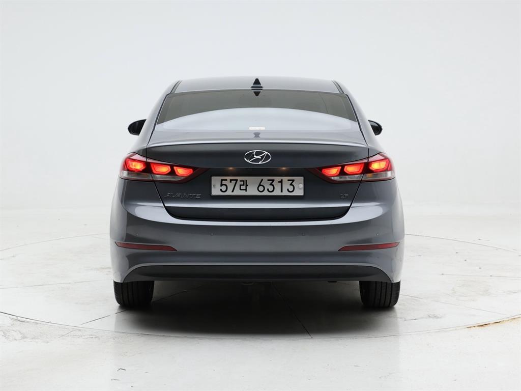 HYUNDAI Avante - Vista 5