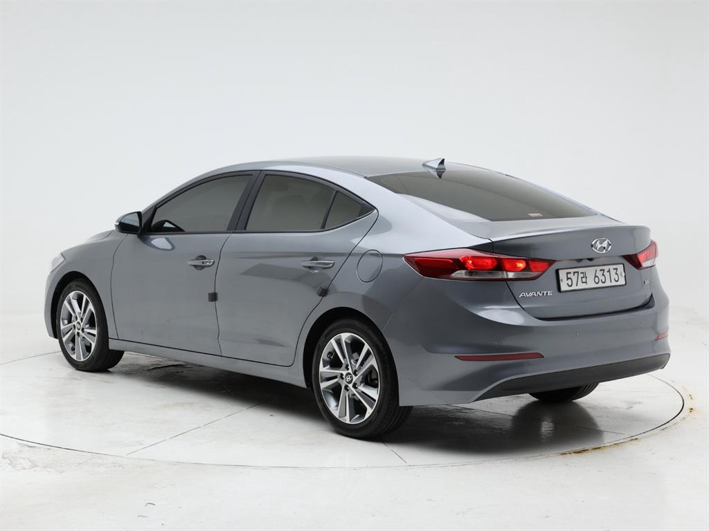 HYUNDAI Avante - Vista 4
