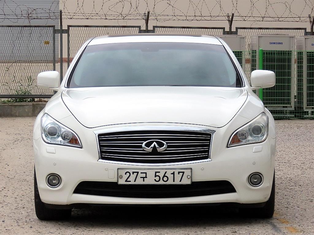 Infiniti M