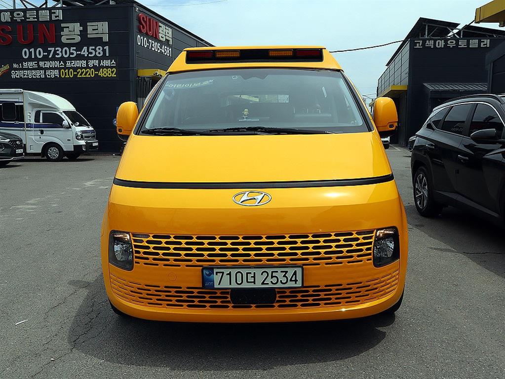 HYUNDAI Staria