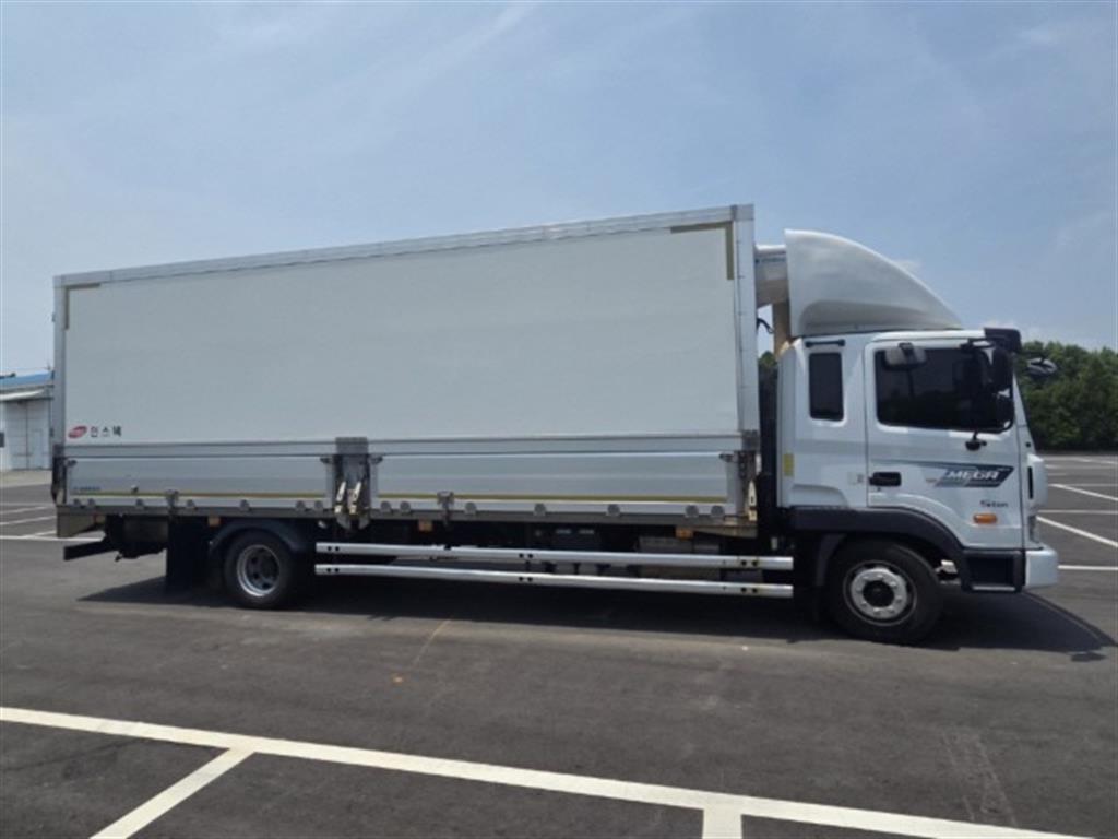 medium and large cargo truck