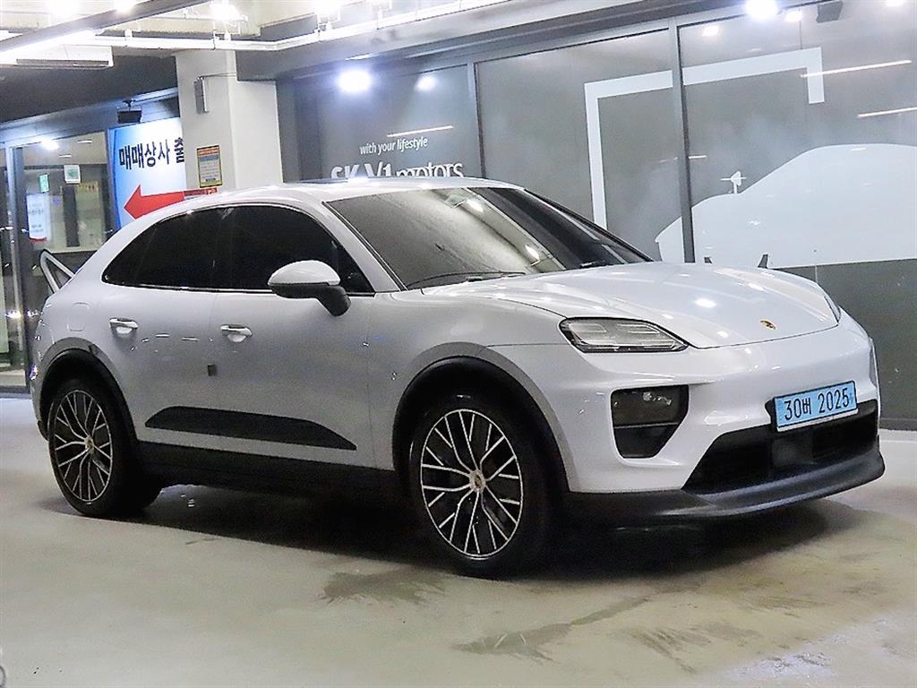 Porsche Macan EV 4
