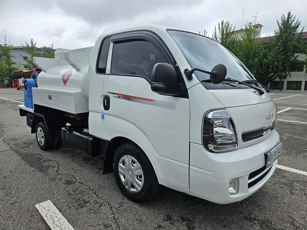 Small Truck Rori (an oil tank/Moving Gas/Home)