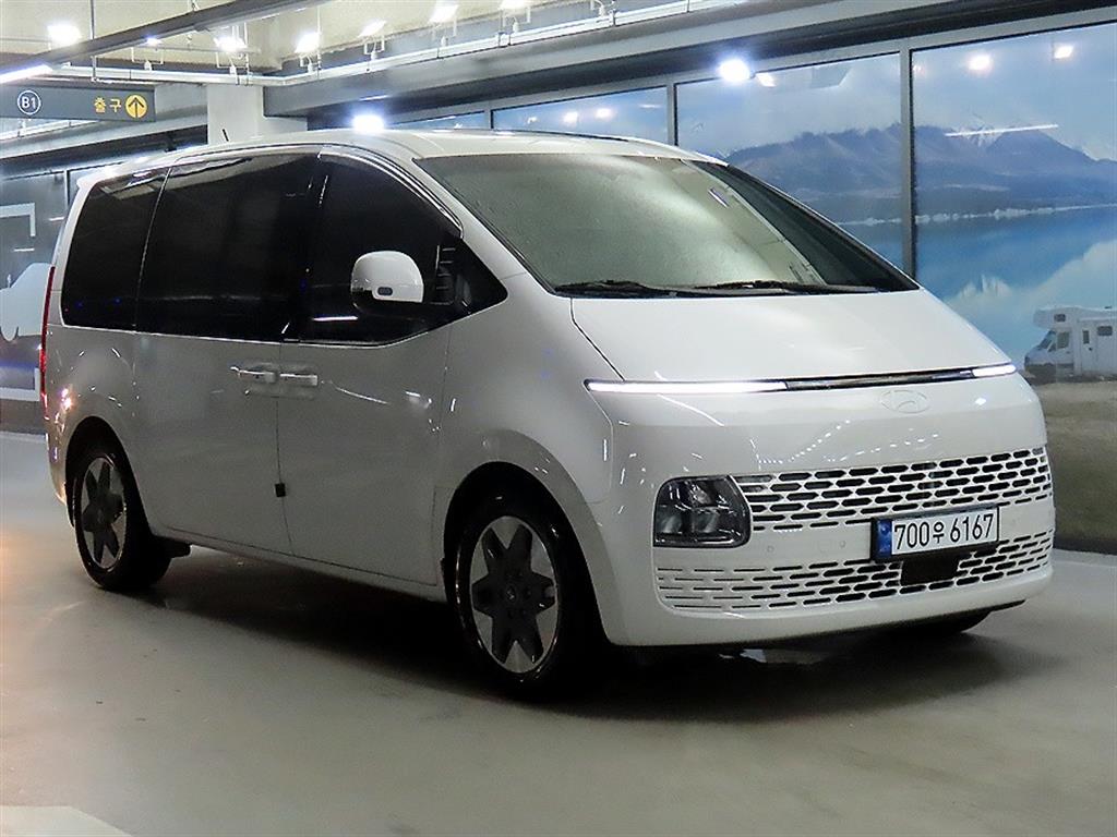 HYUNDAI Staria