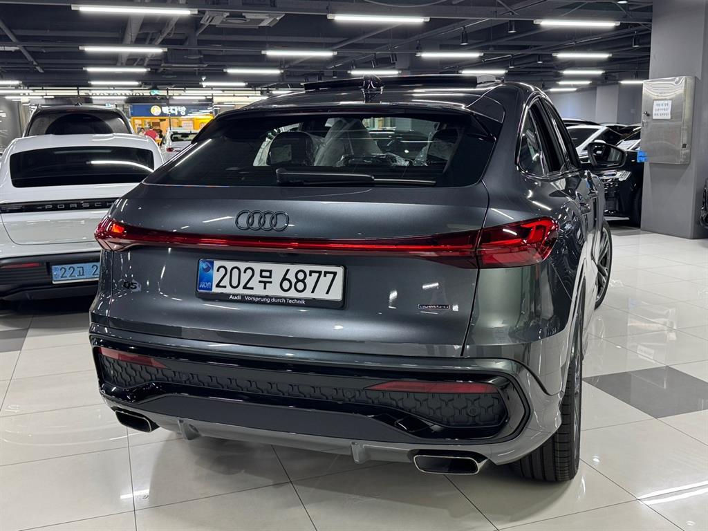 [아우디]Q5 (80A) 스포트백 45 TFSI 콰트로 S-라인 블랙 - миниатюра 2