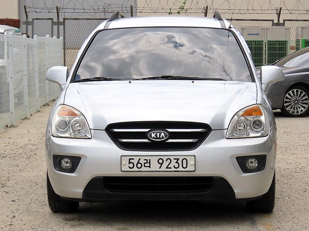 KIA Carens 2010 — Zona Franca Iquique