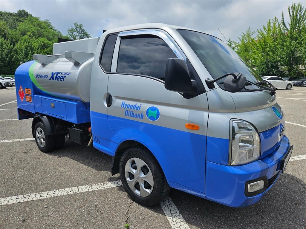 Small Truck Rori (an oil tank/Moving Gas/Home)