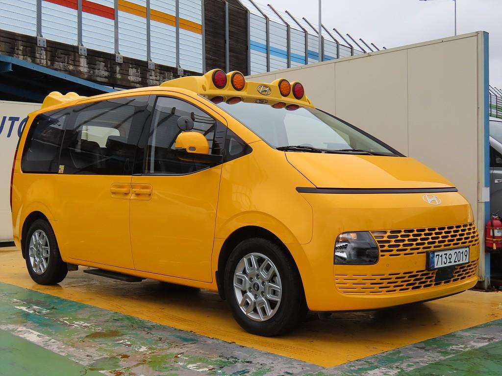 HYUNDAI Staria