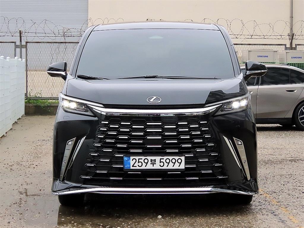 Lexus LM