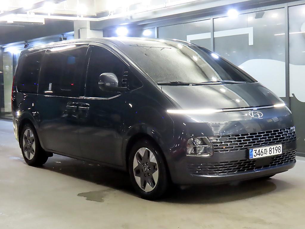 HYUNDAI Staria