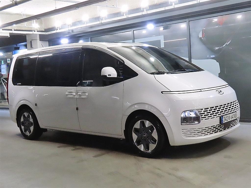 HYUNDAI Staria