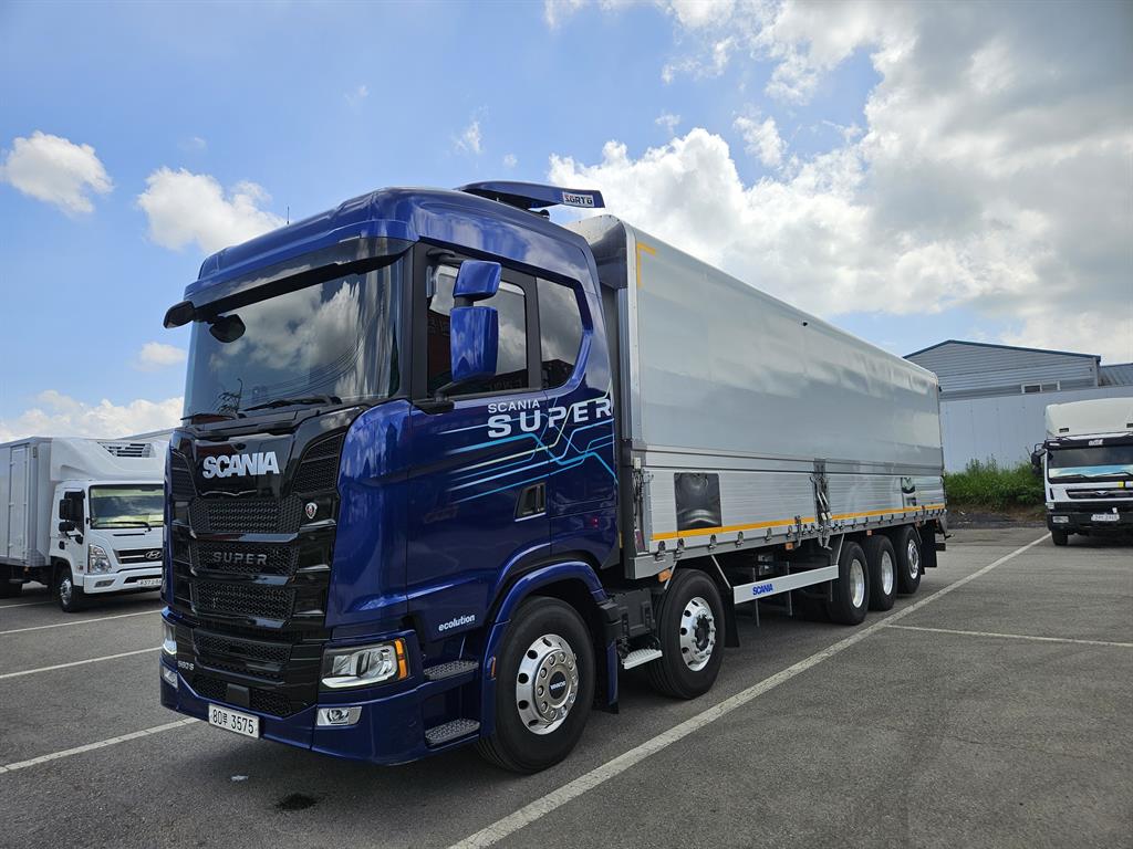 medium and large cargo truck