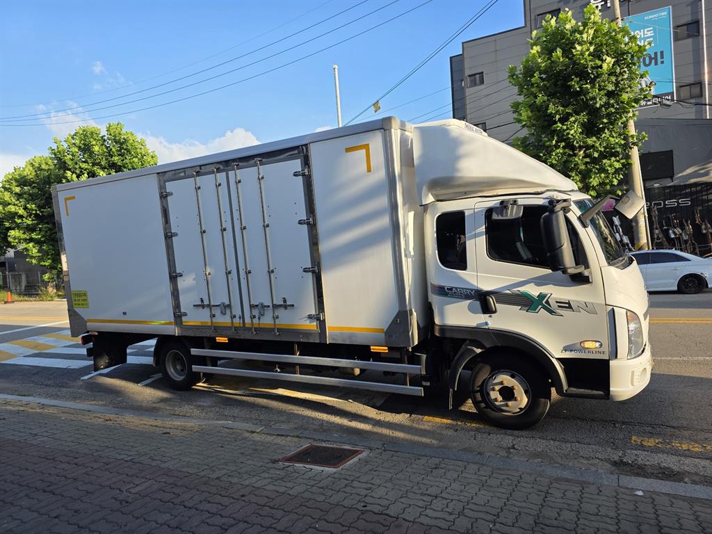 medium and large cargo truck
