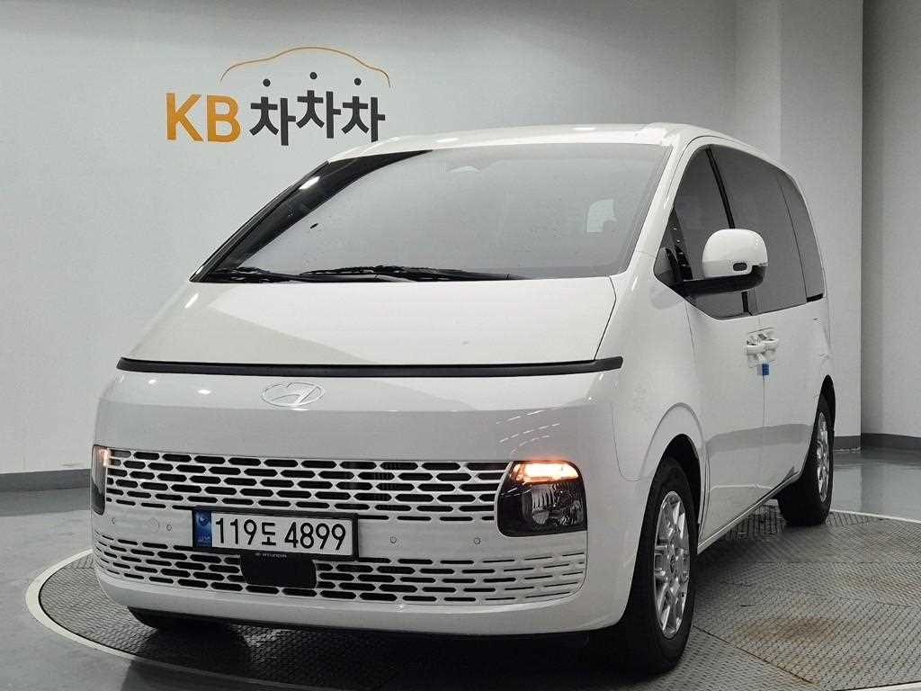 HYUNDAI Staria