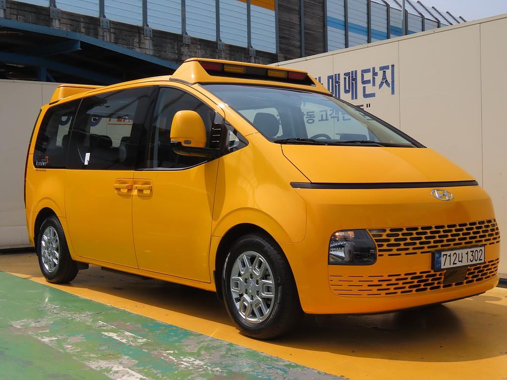 HYUNDAI Staria