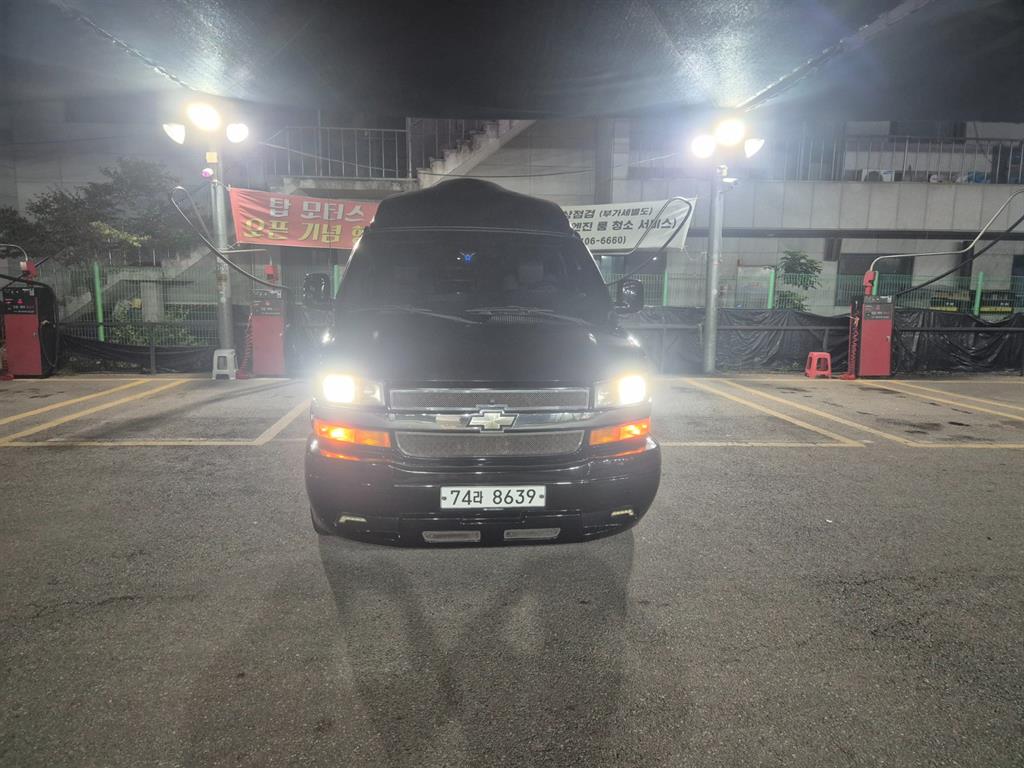 Chevrolet Express van 6