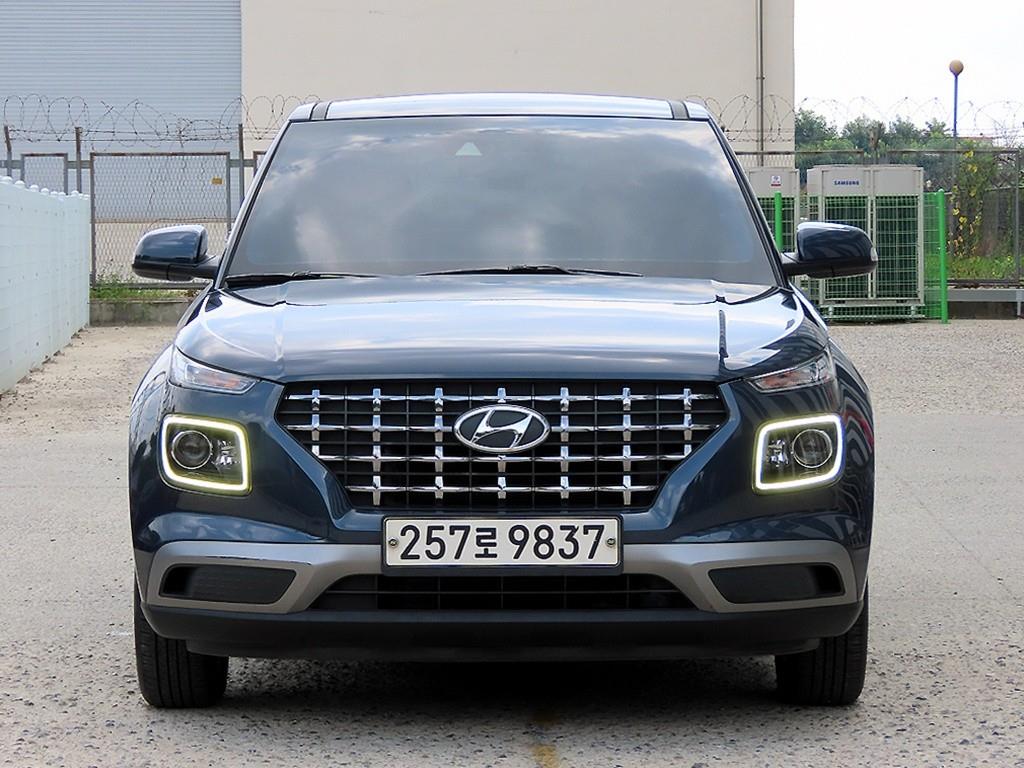 HYUNDAI Venue