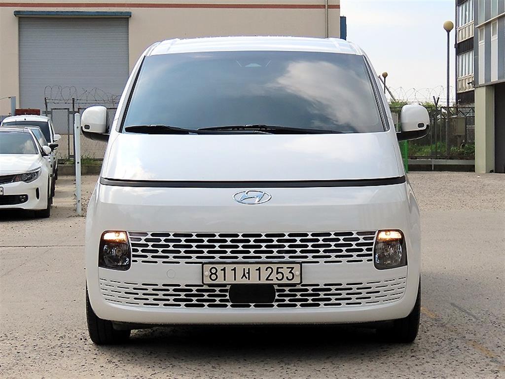 HYUNDAI Staria