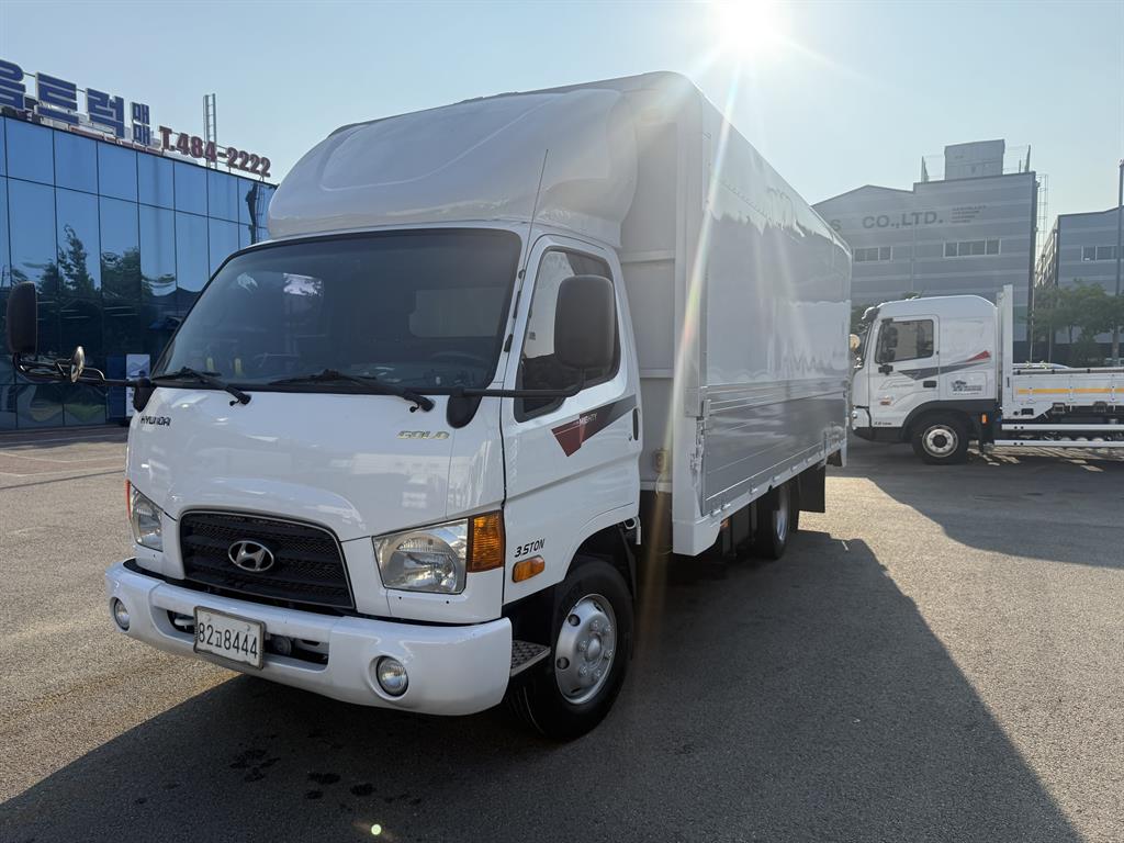 medium and large cargo truck