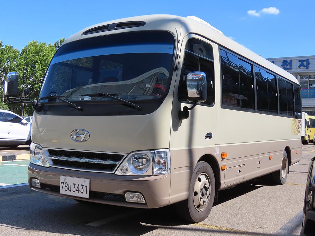 medium and large bus Hyundai bus