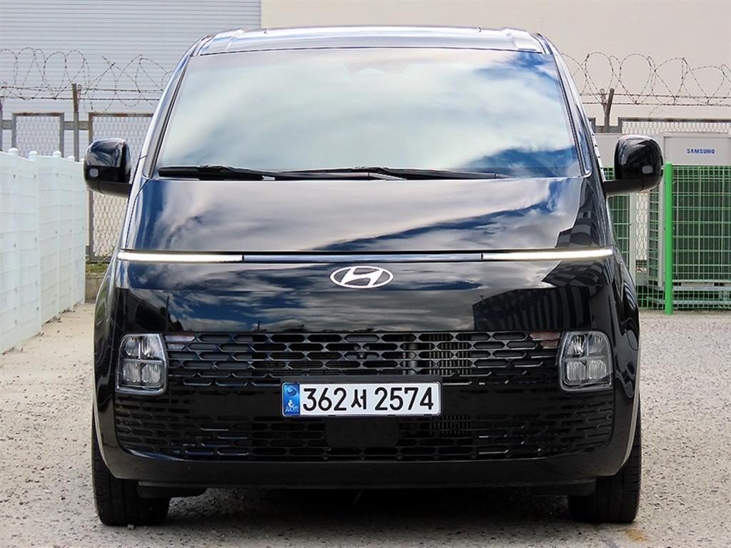 HYUNDAI Staria