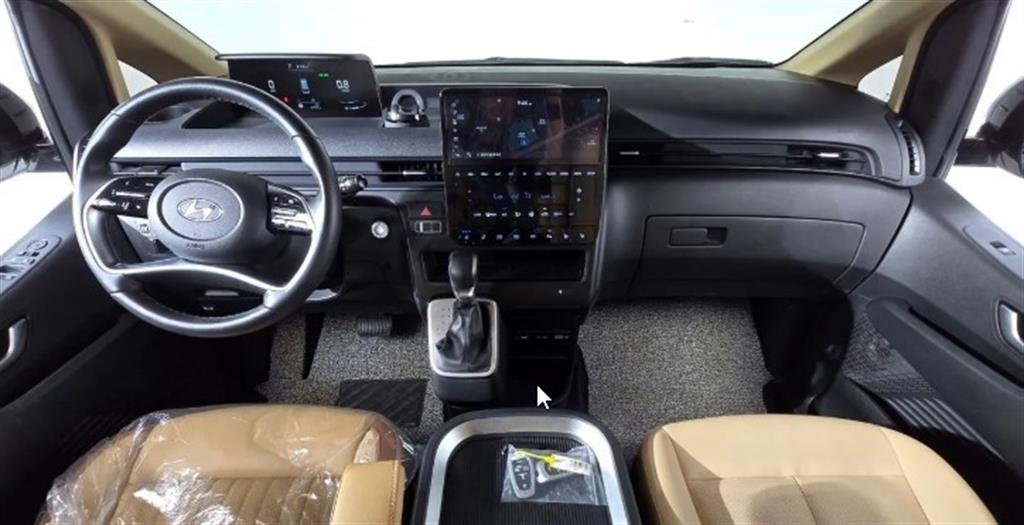 HYUNDAI Staria