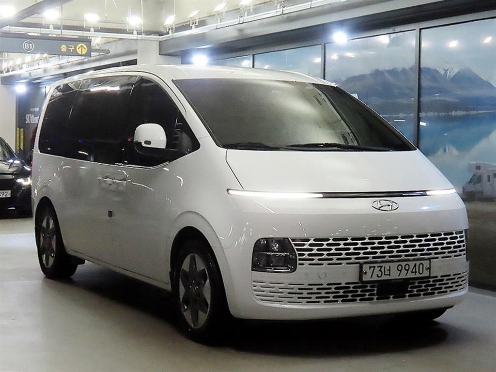 HYUNDAI Staria