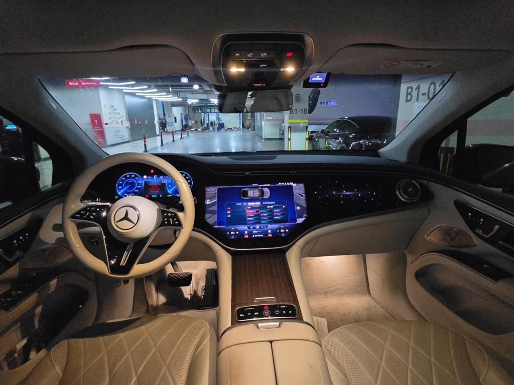 Mercedes Benz EQS