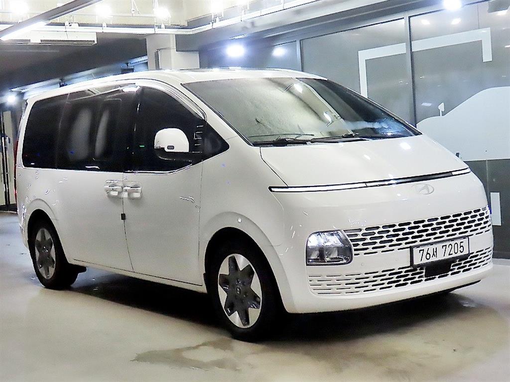 HYUNDAI Staria