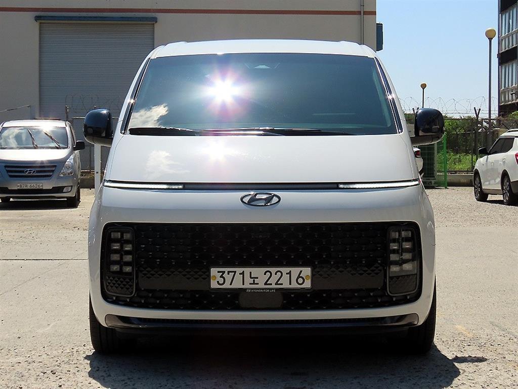 HYUNDAI Staria