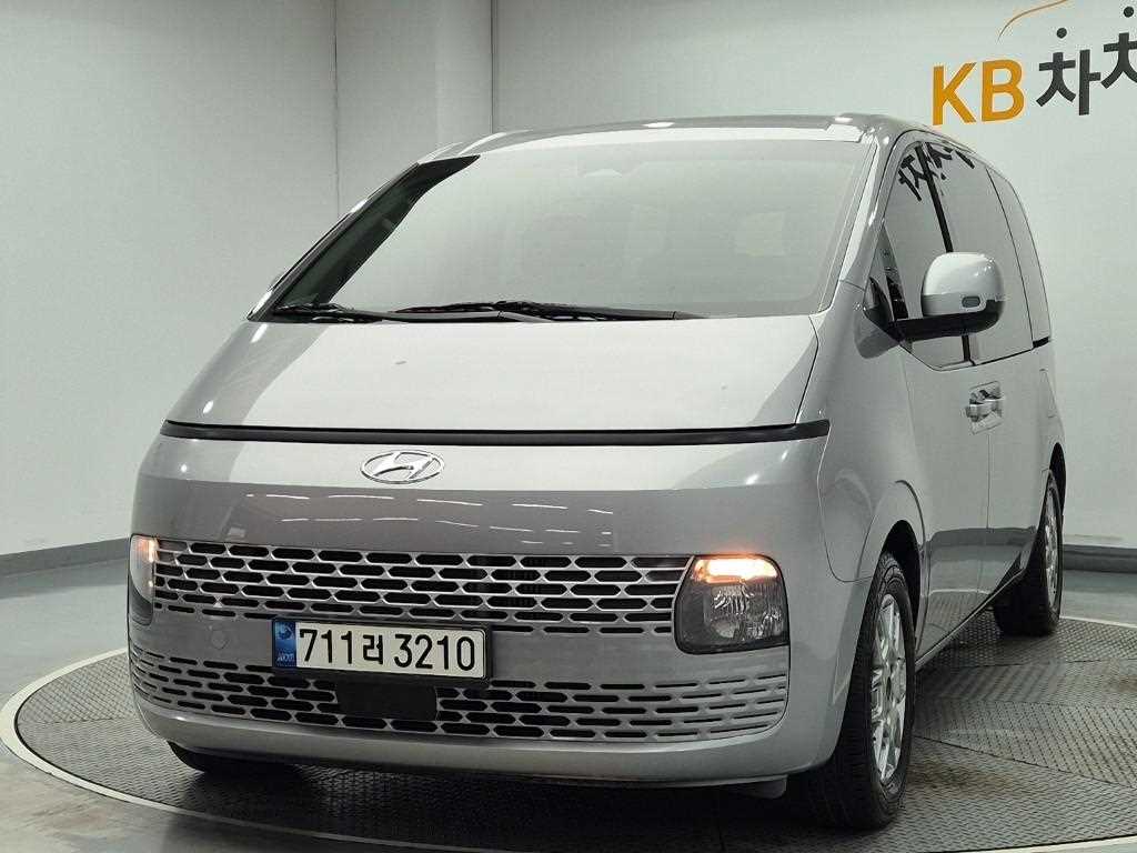 HYUNDAI Staria