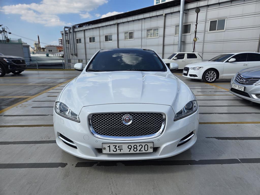 Jaguar XJ 2015 — Zona Franca Iquique