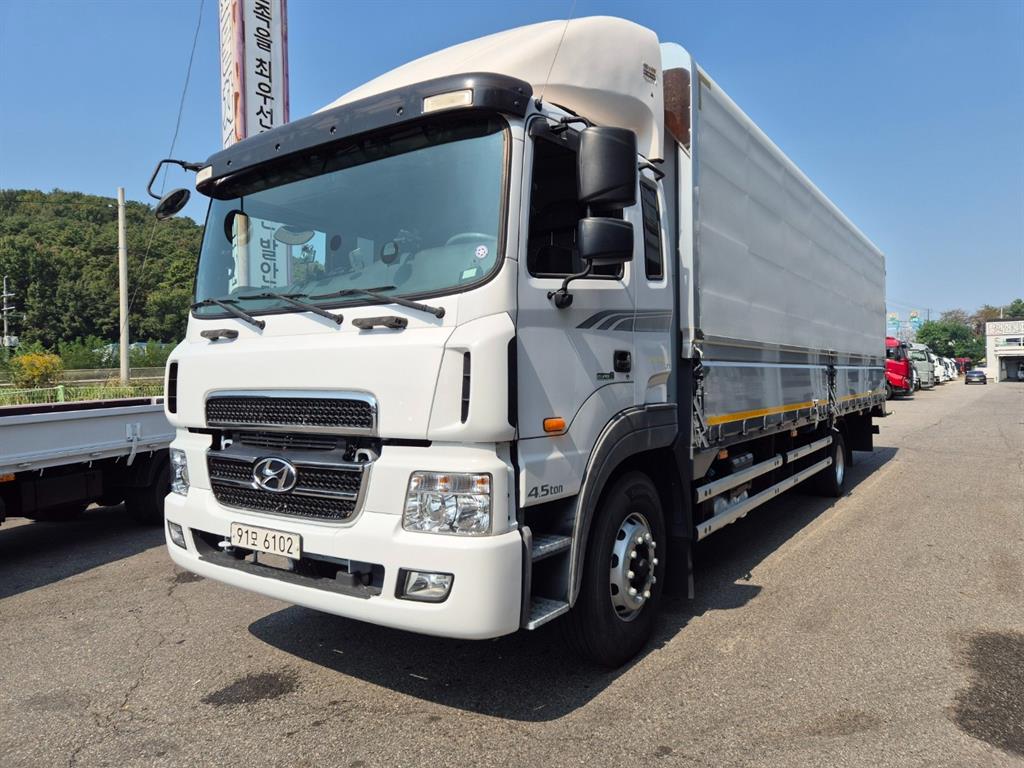 medium and large cargo truck